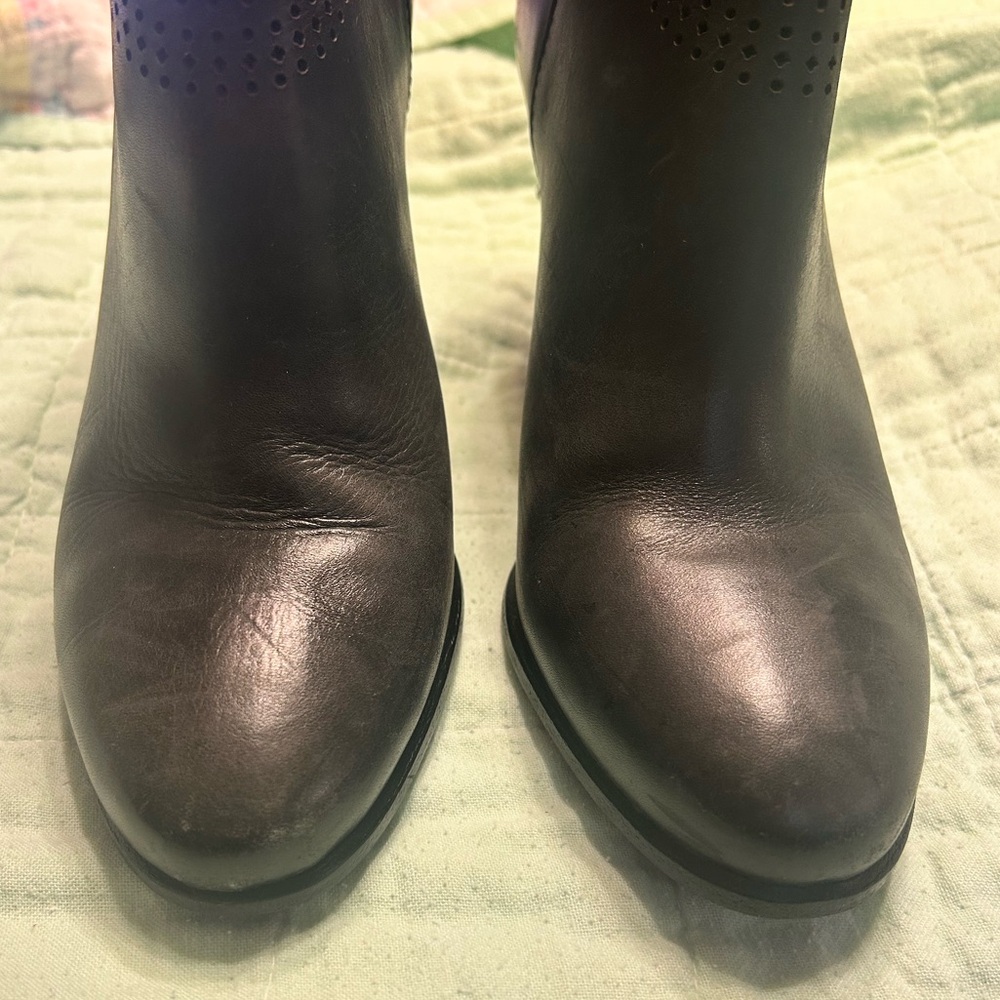 Vince Camuto Fetter Leather Black zip Laser Cut Ankle Heeled Boots 8.5 - Picture 6 of 6